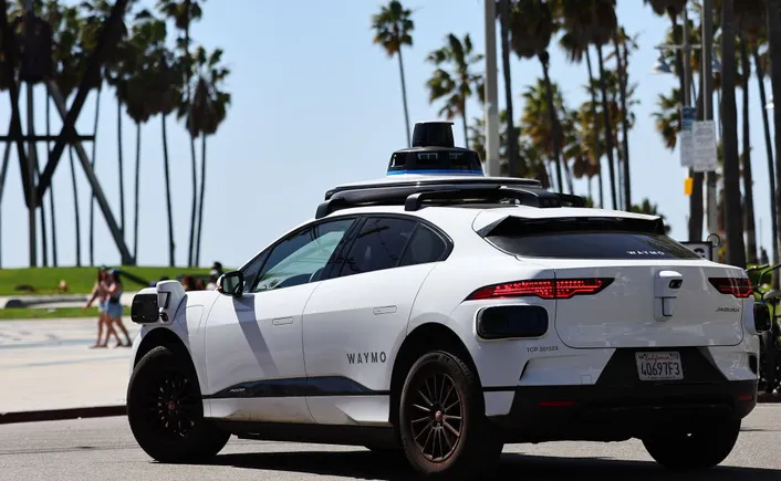 2025年机器人出租车扩张将加速,Waymo、特斯拉等公司推动前行