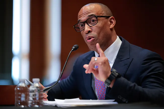 HUD的新工具包将重点从住房优先转向治疗优先方法
