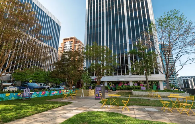 以临时第三空间激活闲置地块,为城市注入即时活力